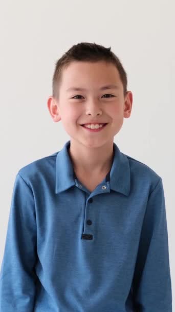 Förvånad Och Glad Ung Asiatisk Pojke Utropar Wow Vit Bakgrund — Stockvideo