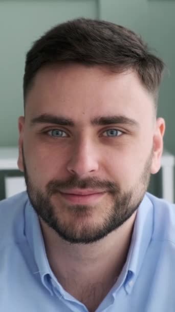 Positives Porträt Eines Glücklichen Und Lächelnden Männlichen Kaukasischen Büroangestellten Erfolgreicher — Stockvideo