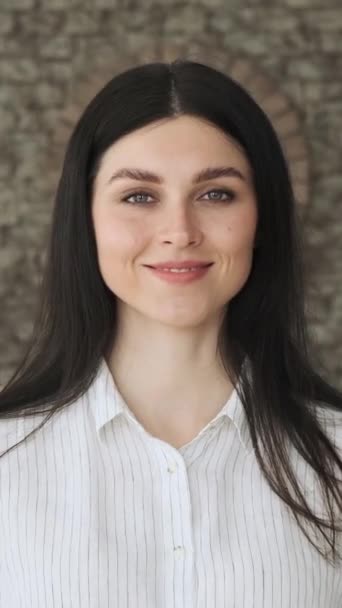 Porträt Einer Fröhlichen Und Lächelnden Kaukasischen Frau Die Die Kamera — Stockvideo