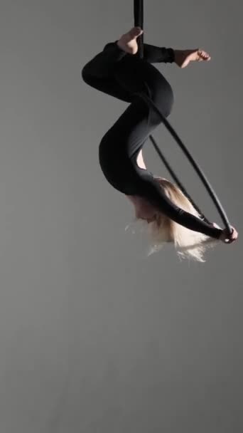 Flexibilní Běloška Předvádějící Akrobatický Tanec Zavěšeném Anténním Okruhu Šedém Pozadí Stock Video