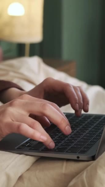 Крупним Планом Знімок Жіночих Рук Друкуються Ноутбуці Лежачи Ліжку Вдома — стокове відео