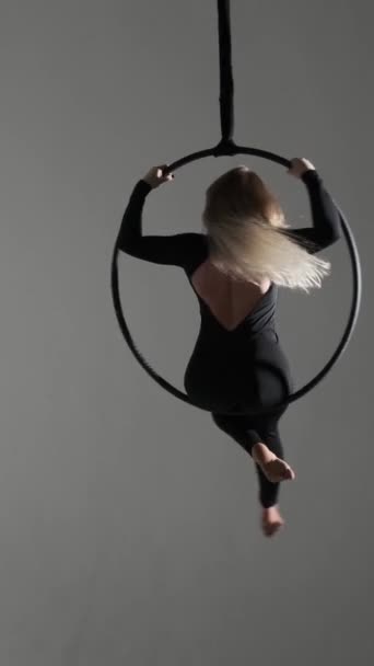 Zmysłowa Kaukaska Tancerka Wykonująca Pokaz Tańca Muchowego Akrobatycznej Antenowej Obręczy — Wideo stockowe