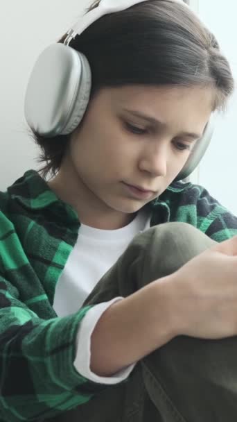 Depressiver Und Frustrierter Kaukasischer Junge Der Hause Musik Hört Und — Stockvideo