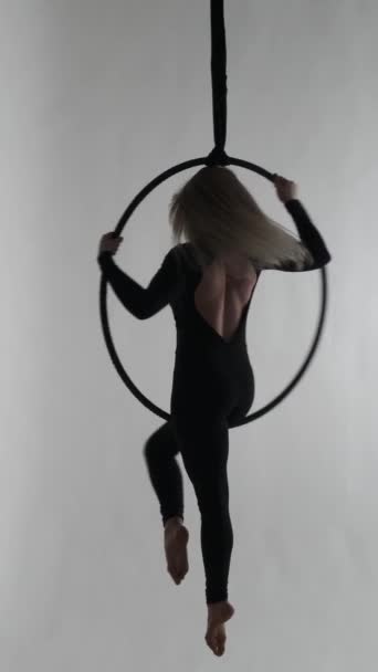 Silhouette Einer Kaukasischen Frau Die Auf Einem Akrobatischen Luftkorb Über Videoclip