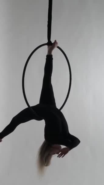 Silueta Bělošky Černém Obleku Tančící Ručním Leteckém Obručí Provádím Muškařskou — Stock video