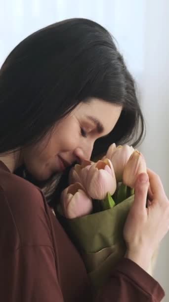 Närbild Porträtt Positiv Och Glad Vit Kvinna Njuter Blommor Bukett — Stockvideo
