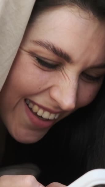 Крупный План Портрета Счастливой Белой Женщины Завернутой Одеяло Переписывающейся Социальных — стоковое видео