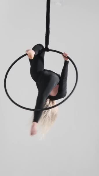 Długowłosy Biały Kobieta Taneczny Kombinezon Wykonujący Akrobatyczny Taniec Używać Antenowy — Wideo stockowe