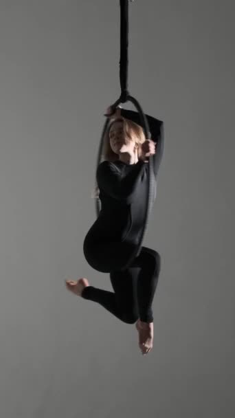 Bailarina Acrobática Profesional Caucásica Realizando Espectáculo Danza Voladora Sobre Aro Video de stock libre de derechos
