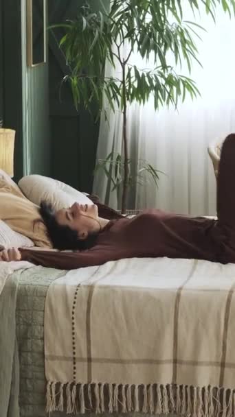 Gelukkig Blij Kaukasische Vrouw Vallen Bed Thuis Slaapkamer Huiselijke Ontspanning — Stockvideo