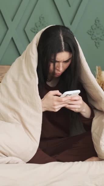 Blanke Vrouw Deken Gewikkeld Met Telefoon Het Bed Slaapkamer Het — Stockvideo