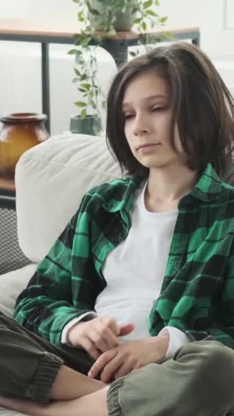 Verdriet Alleen Jonge Blanke Schooljongen Zittend Bank Thuis Depressief Beledigd — Stockvideo