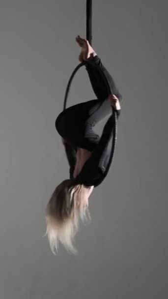 Mujer Caucásica Mostrando Danza Gimnástica Sobre Anillo Colgado Sobre Fondo — Vídeos de Stock