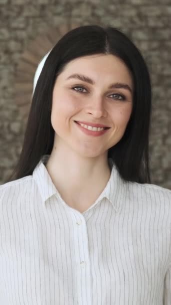 Retrato Uma Mulher Caucasiana Feliz Positiva Olhando Para Câmera Sorrindo — Vídeo de Stock
