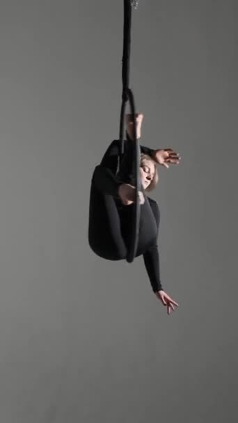 Kaukasiska Långhåriga Kvinna Dansare Med Antenn Båge Utför Flygande Akrobatisk Royaltyfri Stockvideo