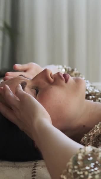 Ohälsosam Vit Kvinna Med Baksmälla Liggande Sängen Och Lider Huvudvärk — Stockvideo