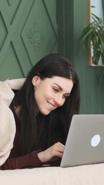 Mulher Caucasiana Relaxado Mensagens Texto Mídias Sociais Usando Laptop Devaneio — Vídeo de Stock