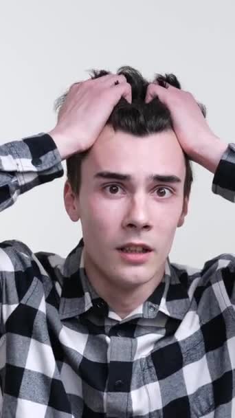 Homme Terrifié Devient Nerveux Effrayé Tient Tête Sur Fond Blanc — Video