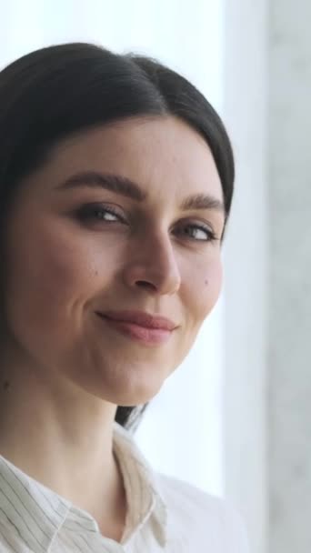 Close Retrato Uma Mulher Caucasiana Feliz Sorrindo Olhando Para Câmera — Vídeo de Stock