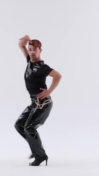 Homme Caucasien Extraordinaire Portant Talons Hauts Danse Vogue Sur Fond — Video