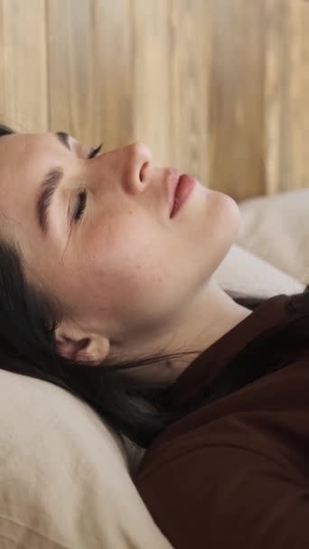 Närbild Porträtt Glad Och Leende Vit Kvinna Som Vaknar Morgonen — Stockvideo