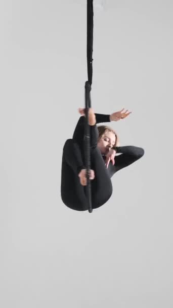 Biała Kobieta Ćwiczy Gimnastykę Powieszonej Obręczy Powietrznej Białym Tle Latający — Wideo stockowe