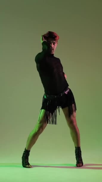 Homme Caucasien Dynamique Dansant Contemporain Talons Hauts Sur Fond Vert — Video