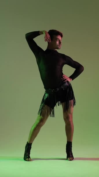 Hombre Caucásico Bailando Vogue Danza Sobre Fondo Verde Realizando Sensual — Vídeo de stock