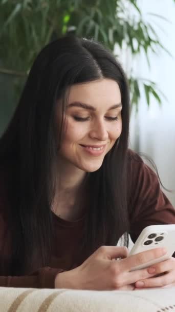 Femeia Caucaziană Fericită Petrece Timpul Liber Telefonul Pat Trimițând Mesaje — Videoclip de stoc