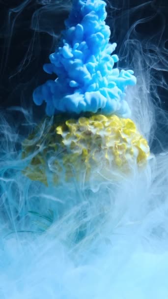 Niebieski Płynny Tusz Przepływa Przez Żółty Kwiat Pod Wodą Czarnym — Wideo stockowe