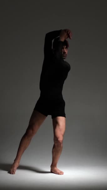 Energický Profesionální Běloch Tančící Vogue Kontrastním Světle Šedém Pozadí Smyslná — Stock video