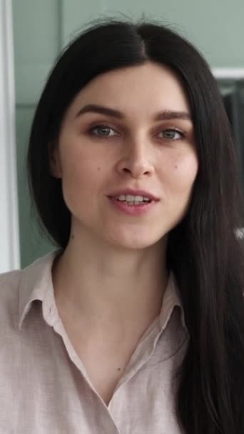 Retrato Uma Mulher Negócios Caucasiana Sorridente Conversando Com Webcam Durante — Vídeo de Stock
