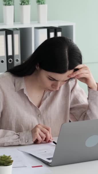 Wanita Kaukasia Profesional Terlibat Dalam Dokumen Saat Bekerja Kantor Modern — Stok Video