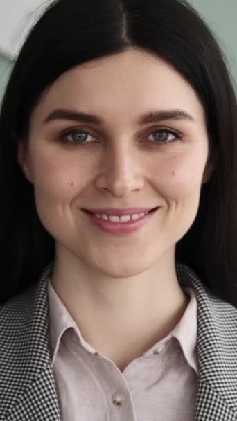 Gros Plan Portrait Une Femme Affaires Heureuse Regardant Souriant Caméra — Video