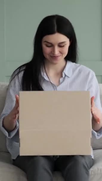 Счастливая Белая Женщина Восторге Посылки Покупки Интернет Магазине Дома Понятие — стоковое видео