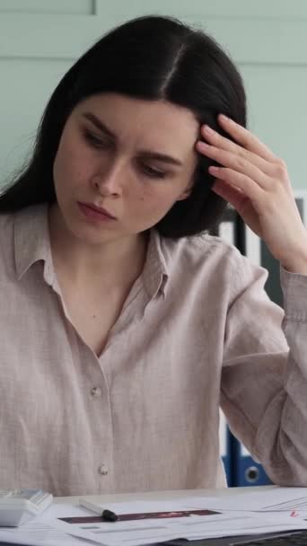 Overwerkte Werknemer Werkt Met Documenten Het Kantoor Heeft Hoofdpijn Migraine — Stockvideo