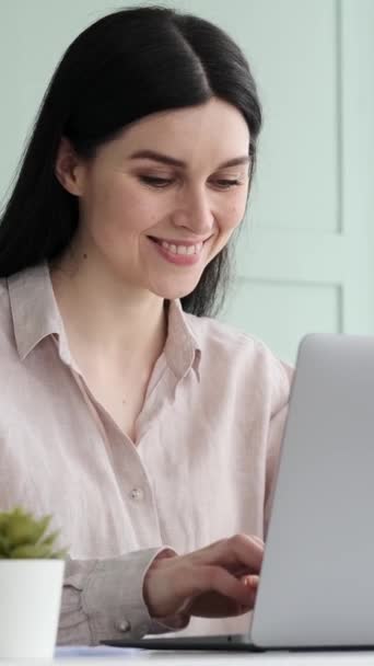 Szczęśliwa Biała Bizneswoman Laptopem Pracująca Biurze Planowanie Strategii Biznesowej Rozwijanie — Wideo stockowe