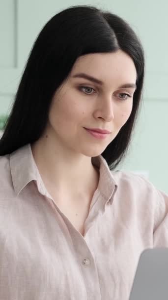 Porträt Einer Lächelnden Glücklichen Kaukasischen Geschäftsfrau Buchhalterin Unternehmerin Büro Positives — Stockvideo