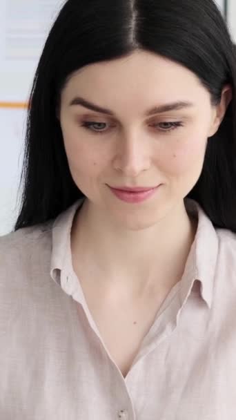 一个快乐的职业白人女性的画像 现代办公室的经理 垂直录像 — 图库视频影像