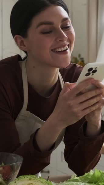Femme Caucasienne Excitée Bavarder Sur Son Téléphone Portable Manger Salade Séquence Vidéo Libre De Droits
