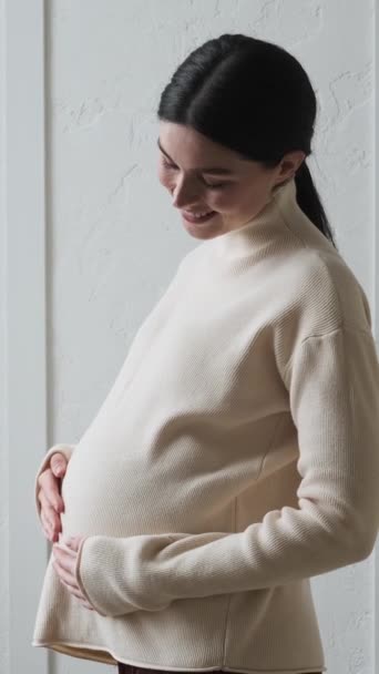 Femeia Însărcinată Caucaziană Veselă Care Atinge Burta Acasă Maternitatea Mamei — Videoclip de stoc