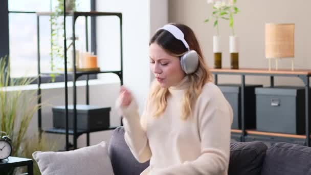 Szczęśliwa Biała Młoda Kobieta Słuchająca Muzyki Słuchawkach Grająca Wymyślone Bębny — Wideo stockowe