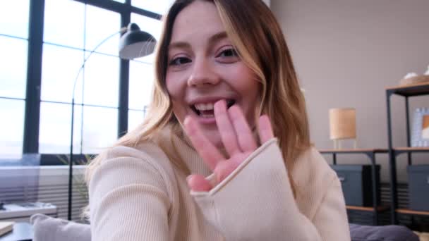 Szczęśliwa Kobieta Vlogger Nagrywania Wideo Dla Społecznego Wideo Lub Rozmowy Klip Wideo