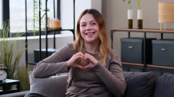 Kafkasyalı Gülümseyen Genç Bir Kadının Portresi Elleriyle Kalp Şeklini Gösteren — Stok video