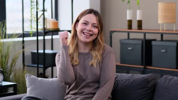 Szczęśliwa Biała Kobieta Pokazuje Kciuki Górę Lub Jak Znak Rękami Filmiki Stockowe bez tantiem