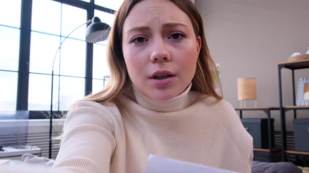Retrato Una Mujer Caucásica Freelancer Serio Hablando Con Webcam Reunión Videoclip