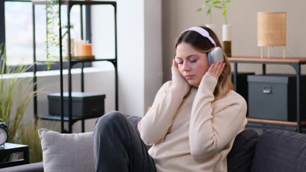 Mujer Joven Caucásica Triste Jubilada Depresión Escuchando Música Auriculares Casa Video de stock