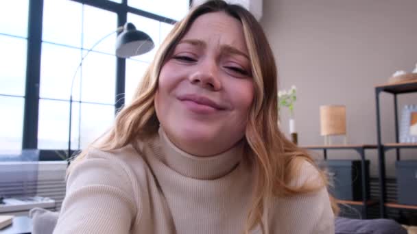 Дружня Кавказька Жінка Відправляє Повітряний Поцілунок Відеодзвінок Прощається Вдома Жіночий — стокове відео