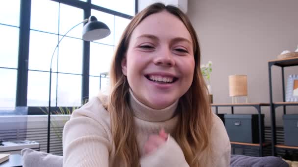 Przyjazna Uśmiechnięta Biała Młoda Kobieta Rozmawiająca Kamerą Internetową Podczas Rozmowy — Wideo stockowe