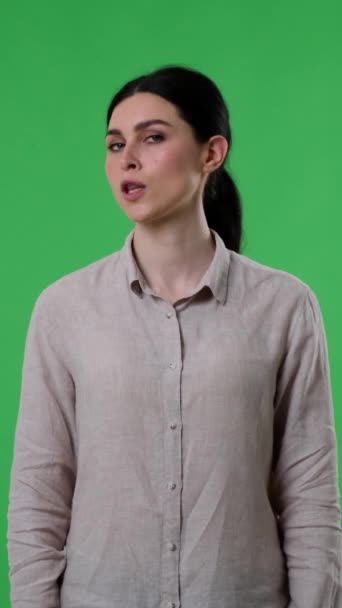 Серьёзная Сосредоточенная Белая Женщина Говорит Зелёном Фоне Понятие Запрета Ограничения — стоковое видео